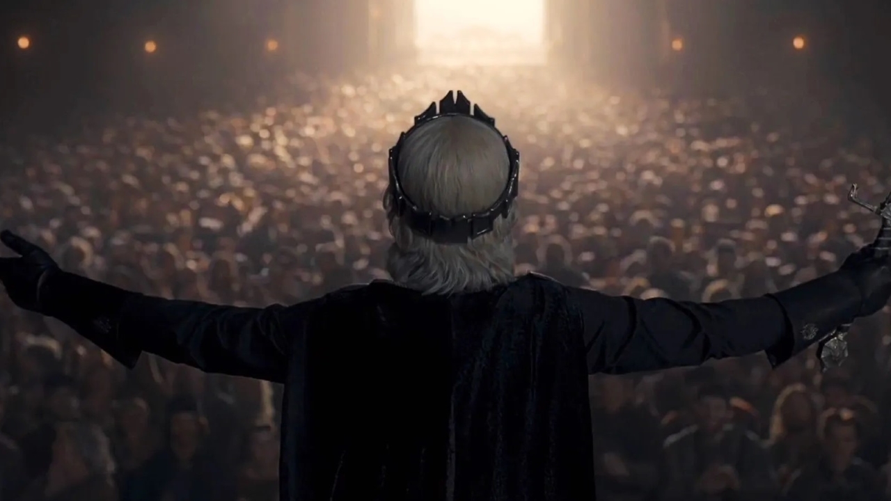 Aegon II Targaryen (Tom Glynn-Carney) olha para o povo em A Casa do Dragão (Reprodução / HBO)