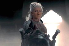 Eve Best como Rhaenys Targaryen em A Casa do Dragão (Reprodução / HBO)