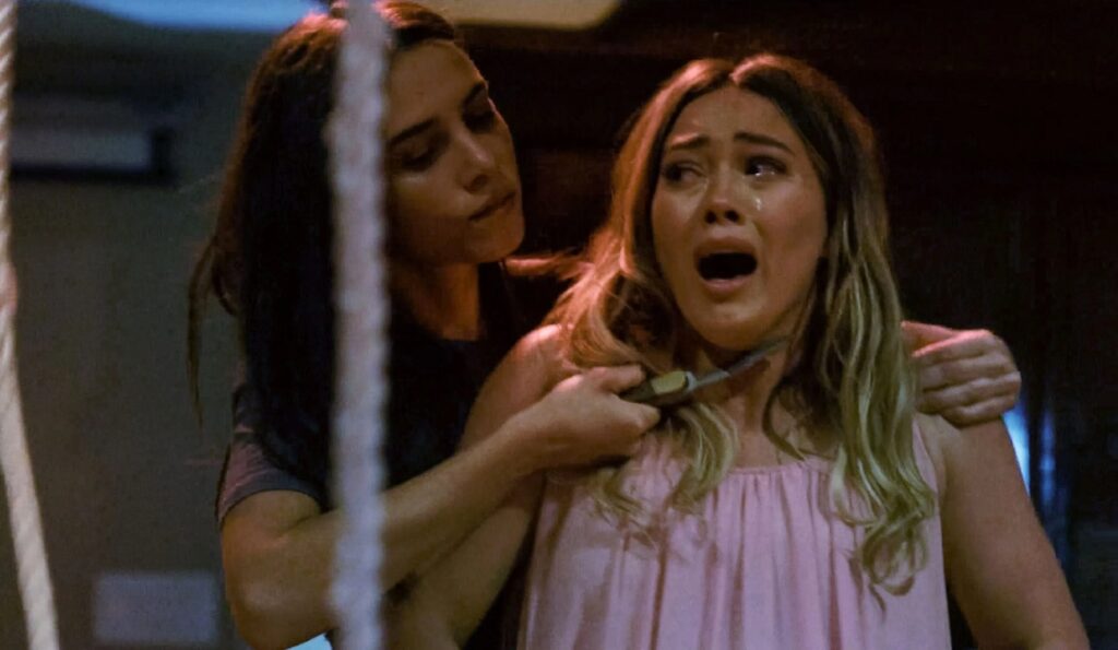 Bella Popa como Sadie e Hilary Duff como Sharon Tate em A Maldição de Sharon Tate (Reprodução)