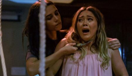 Bella Popa como Sadie e Hilary Duff como Sharon Tate em A Maldição de Sharon Tate (Reprodução)