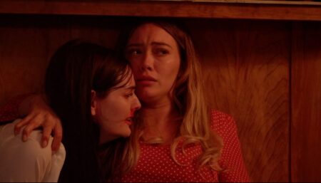 A Maldição de Sharon Tate | Premonição de atriz aconteceu mesmo? Lydia Hearts como Abigail Folger e Hilary Duff como Sharon Tate em A Maldição de Sharon Tate (Reprodução)