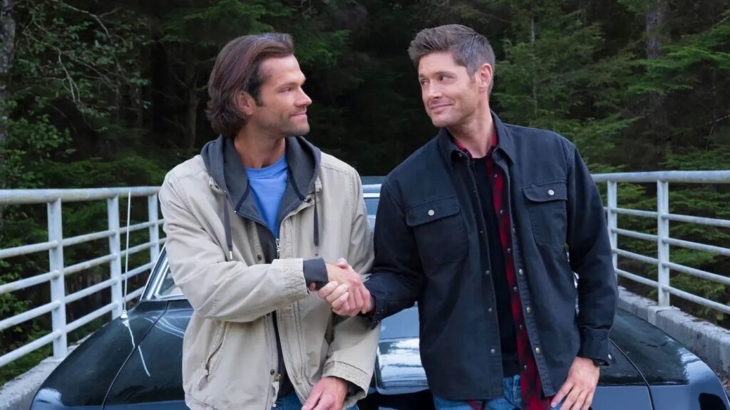 Dean Winchester (Jensen Ackles) e Sam Winchester (Jared Padalecki) em Supernatural (Reprodução)