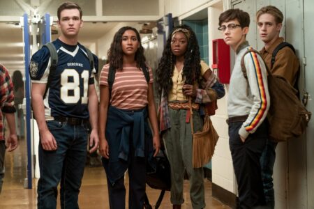 Burkely Duffield como Caleb, Sydney Park como Makani, Ashja Cooper como Alex, Jesse LaTourette como Darby e Dale Whibley como Zach em Tem Alguém Na Sua Casa (Reprodução)