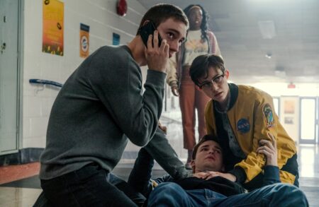 Théodore Pellerin como Ollie, Burkely Duffield como Caleb, Ashja Cooper como Alex e Jesse LaTourette como Darby em Tem Alguém Na Sua Casa (Reprodução)