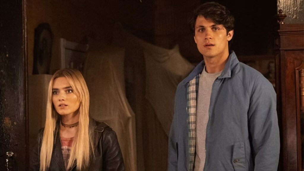 Personagem de Supernatural volta em Os Winchesters Meg Donnelly como Mary e Drake Rodger como John em The Winchesters (Reprodução)