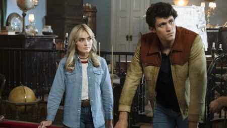 Meg Donnelly como Mary e Drake Rodger como John em The Winchesters (Reprodução)