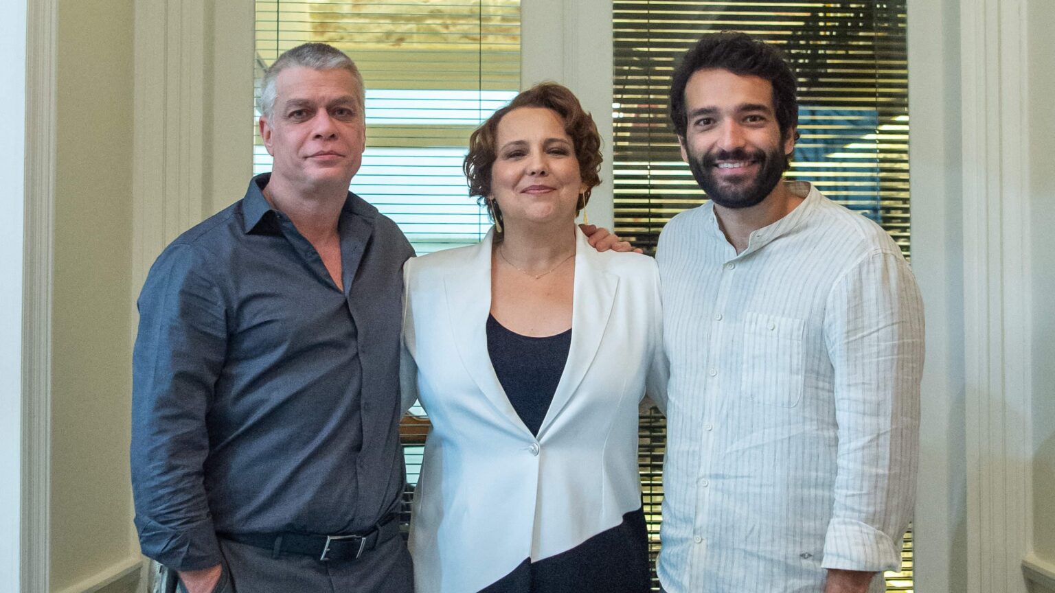 Rafael (Humberto Carrão), Guiomar (Ana Beatriz Nogueira) e Humberto (Fabio Assunção) em Todas as Flores
