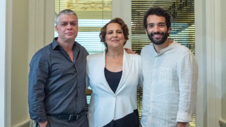 Rafael (Humberto Carrão), Guiomar (Ana Beatriz Nogueira) e Humberto (Fabio Assunção) em Todas as Flores