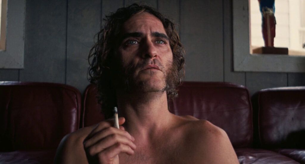 Personagem consagrado de Joaquin Phoenix era para ser de outro ator Joaquin Phoenix como Doc Sportello em Vício Inerente