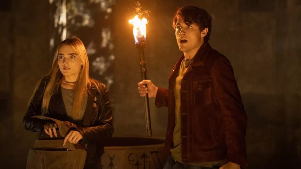 Meg Donnelly como Mary e Drake Rodger como John em The Winchesters (Reprodução)