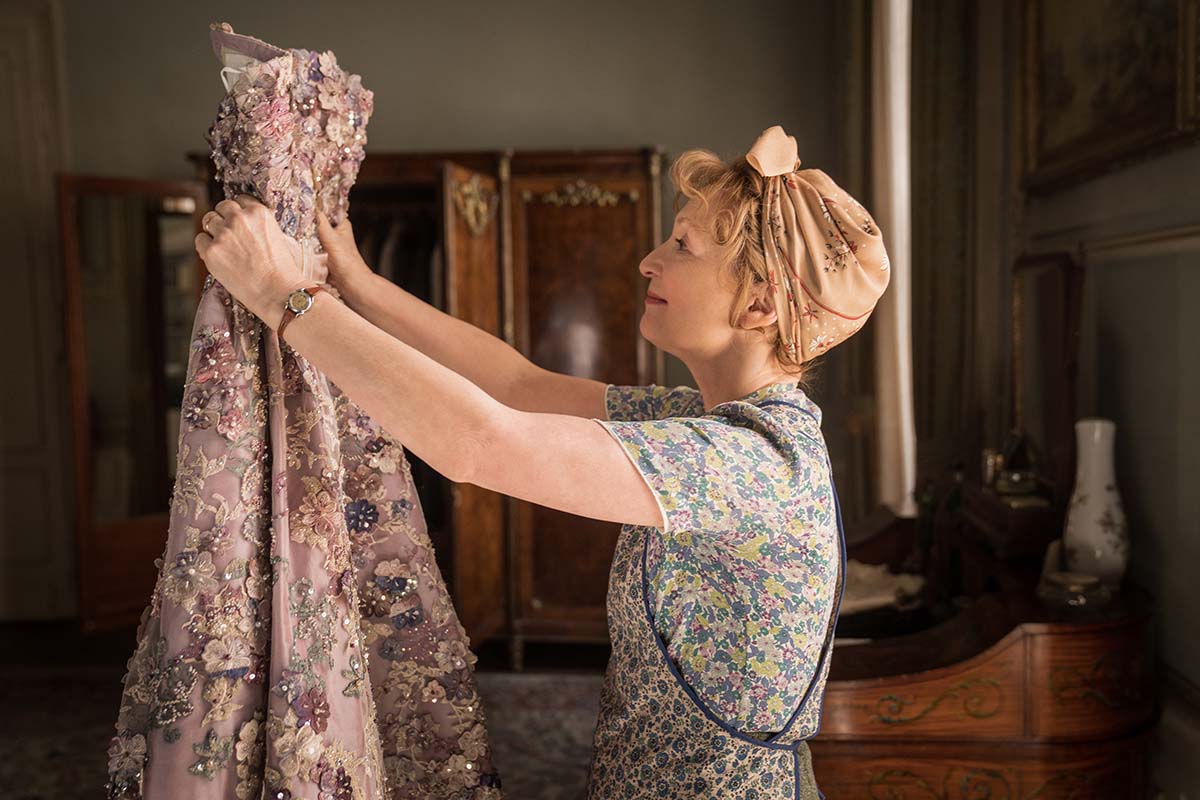 Lesley Manville como Ada Harris em Sra. Harris Vai a Paris 