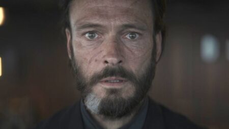 Andreas Pietschmann como Eyk Larsen em 1899 (Reprodução / Netflix)