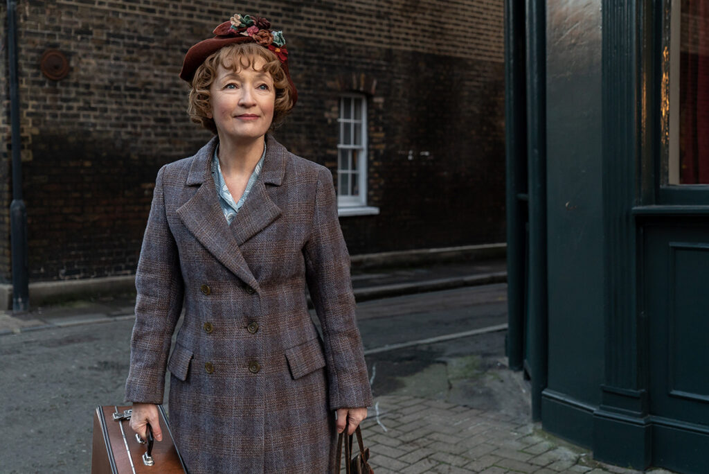 Lesley Manville como Ada Harris em Sra. Harris Vai a Paris