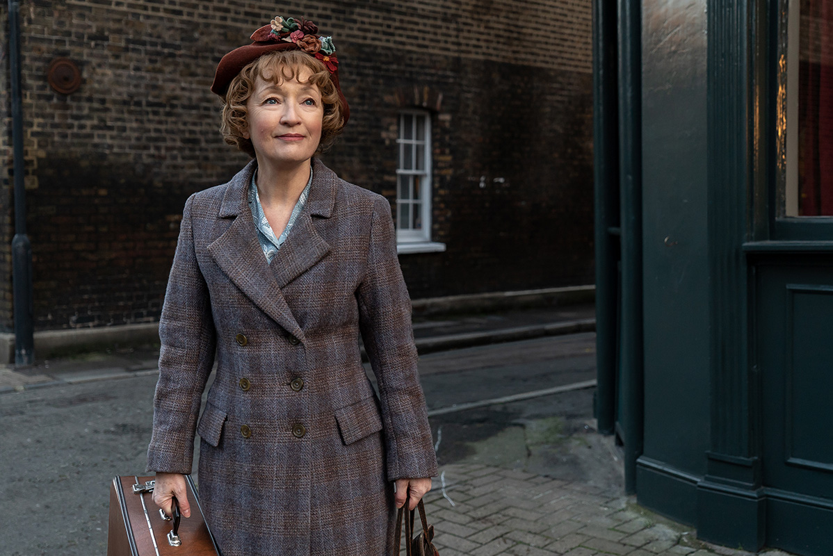 Lesley Manville como Ada Harris em Sra. Harris Vai a Paris 