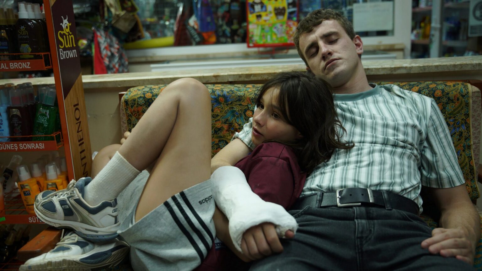 Crítica: Aftersun é uma viagem de volta a infância, mas agora vista com o peso da maturidade Frankie Corio como Sophie e Paul Mescal como Calum em Aftersun