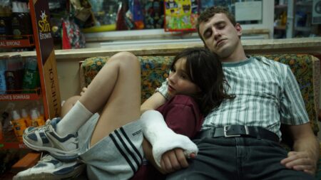 Crítica: Aftersun é uma viagem de volta a infância, mas agora vista com o peso da maturidade Frankie Corio como Sophie e Paul Mescal como Calum em Aftersun