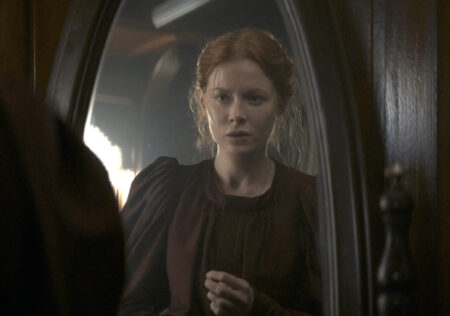 Emily Beecham como Maura Franklin em 1899
