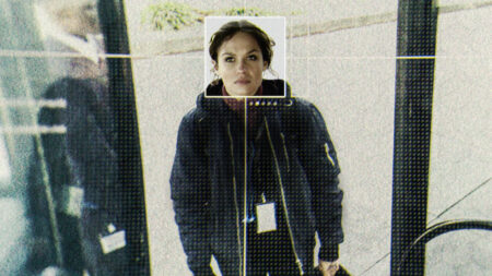Holly Mae Brood como Mel Bandison em Hackers no Controle