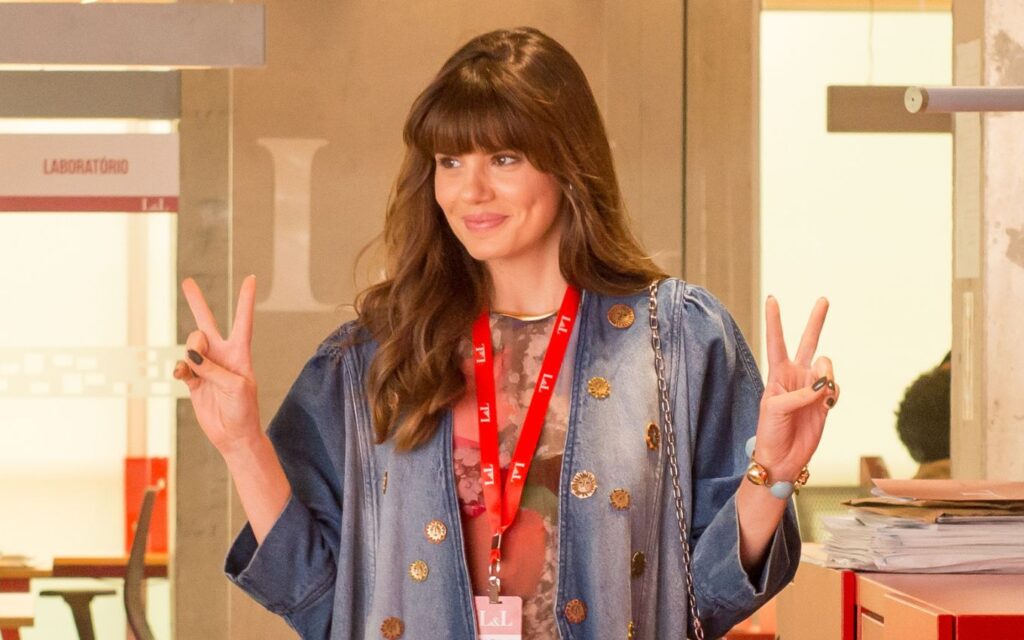 Alicia (Camila Queiroz) em cena de Procura-se