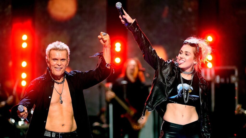 Pai de Miley Cyrus pede jovem em casamento e revolta a cantora Billy Ray Cyrus e Miley Cyrus em apresentação ao vivo (Reprodução / YouTube)