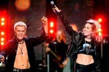 Billy Ray Cyrus e Miley Cyrus em apresentação ao vivo (Reprodução / YouTube)