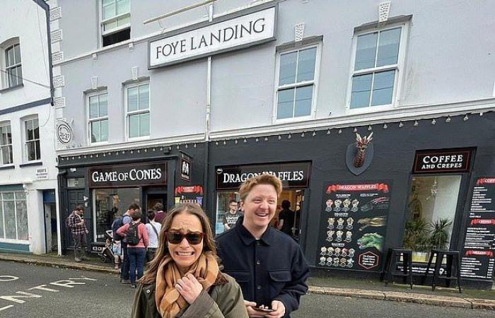 Emilia Clarke poses in front of the Game of Cones ice cream parlor (Reproduction / Instagram)
