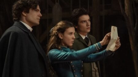 Henry Cavill, Millie Bobby Brown, e Louis Partridge em Enola Holmes 2 (Reprodução / Netflix)