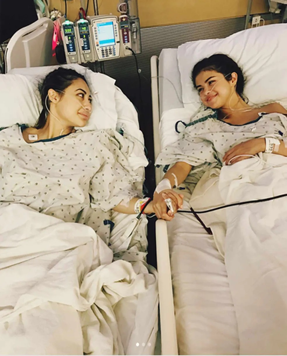 Francia Raisa e Selena Gomez na cirurgia (Reprodução)