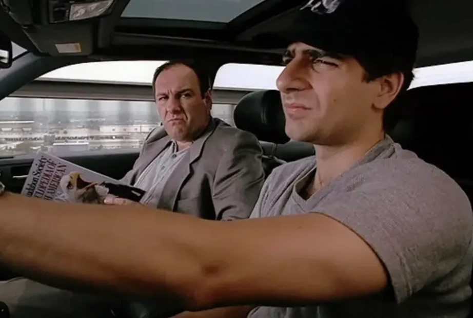 James Gandolfini e Michael Imperioli em cena da serie Sopranos Reproducao