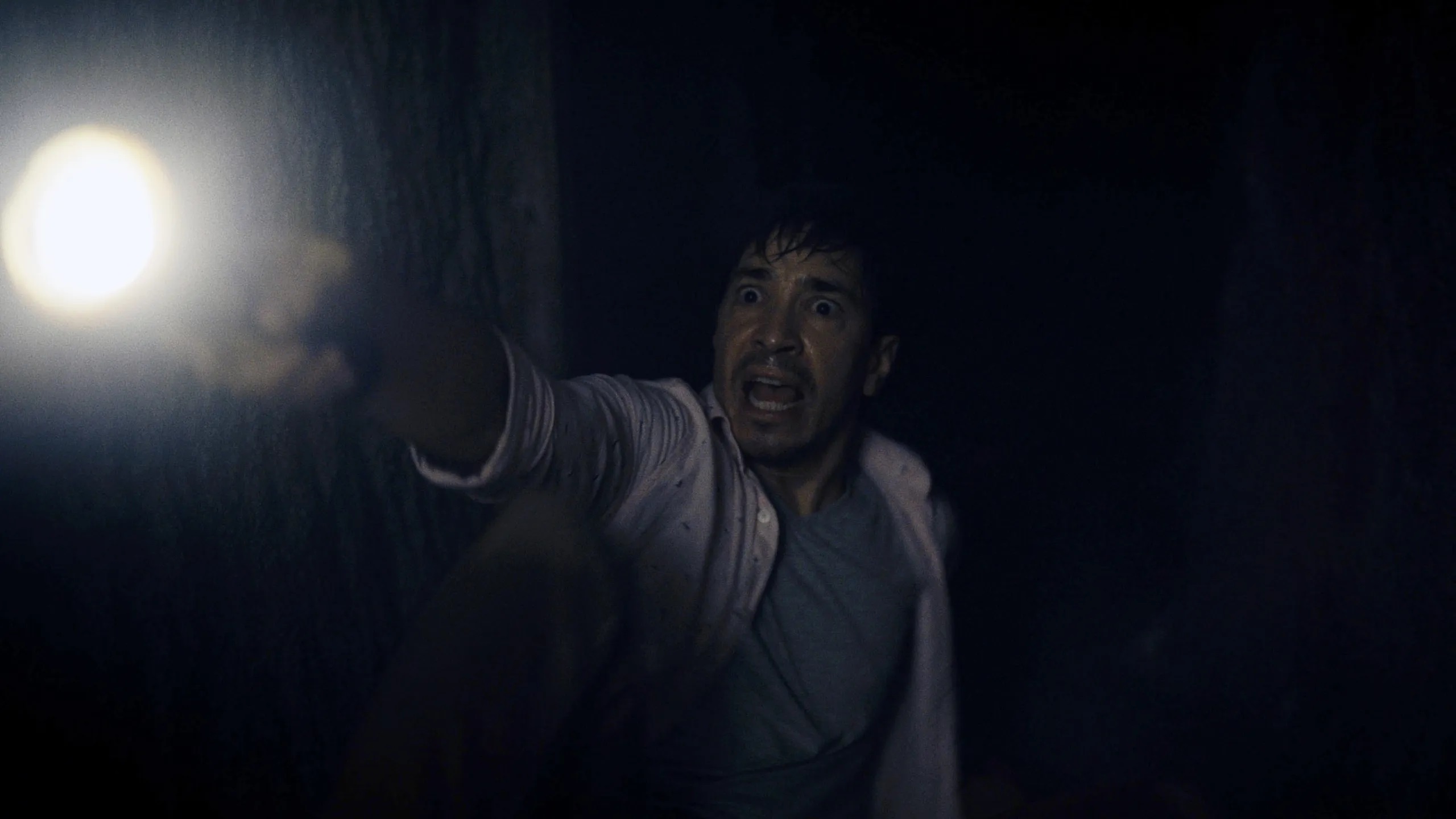 Justin Long como AJ em Barbarian (Reprodução)
