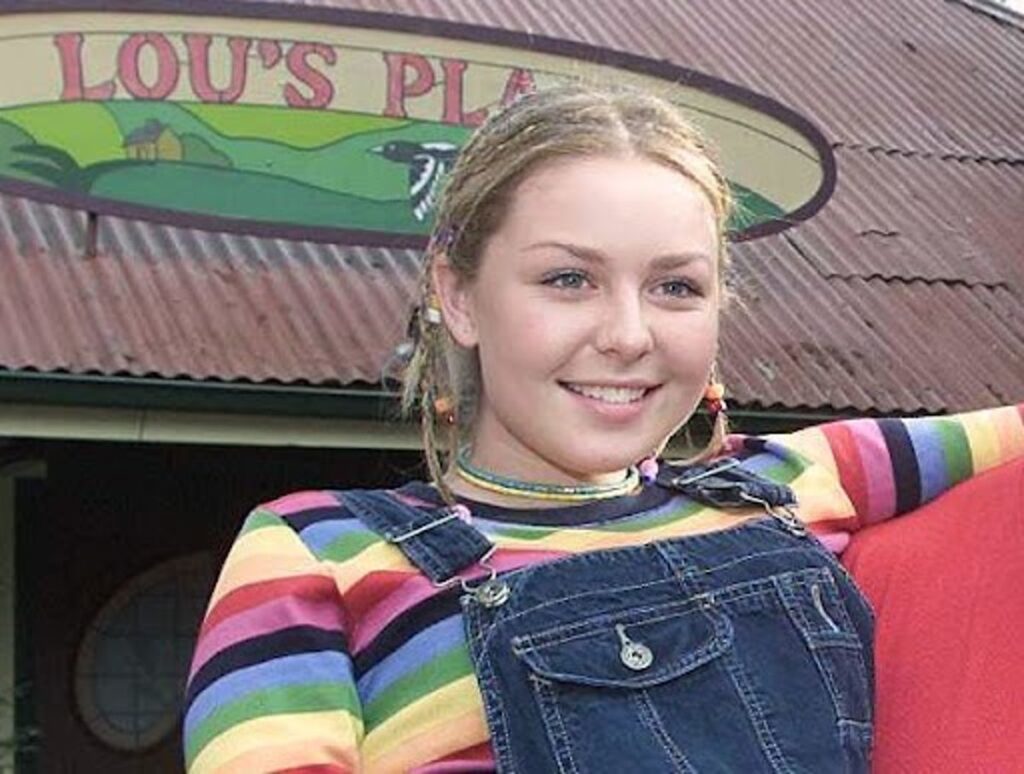 Fãs fazem vaquinha para ajudar atriz de Neighbours diagnosticada com doença grave Kate Keltie como Michelle Scully em Neighbours (Reprodução)