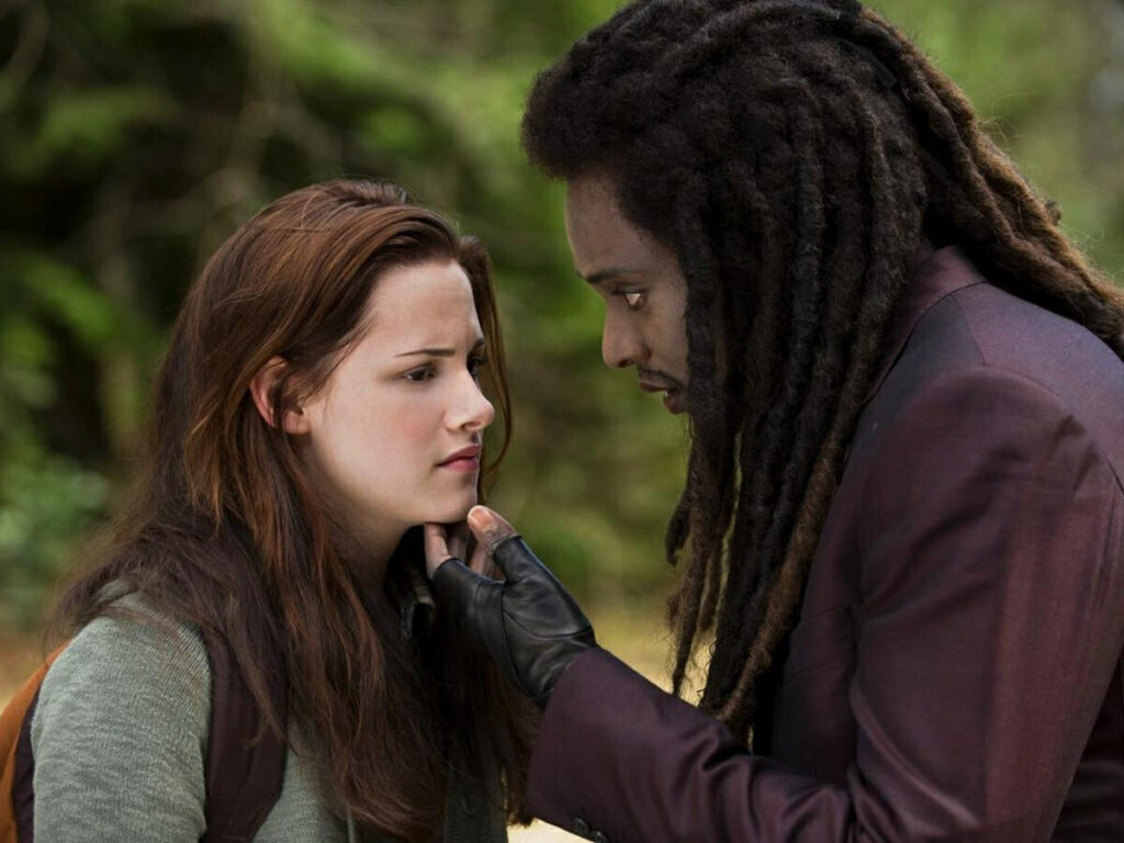 Por que Laurent é um vampiro sem poderes em Crepúsculo? Kristen Stewart e Edi Gathegi como Bella e Laurent em Lua Nova (Reprodução)