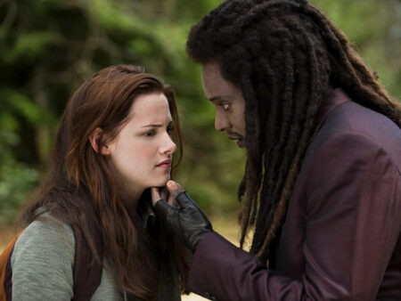Kristen Stewart e Edi Gathegi como Bella e Laurent em Lua Nova (Reprodução)
