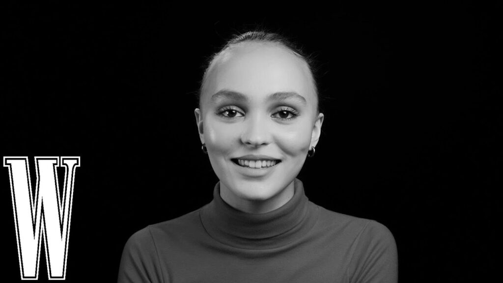 Filha de Johnny Depp é acusada de se promover às custas do pai e se defende: “ridículos” Lily-Rose Depp (Reprodução / YouTube)