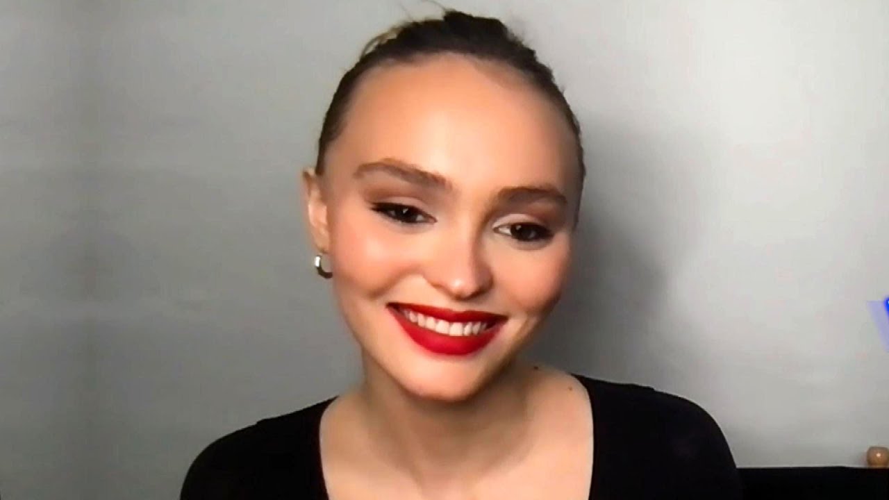 Filha de Johnny Depp é acusada de se promover às custas do pai e se defende: “ridículos” 2 Lily-Rose Depp (Reprodução / YouTube)