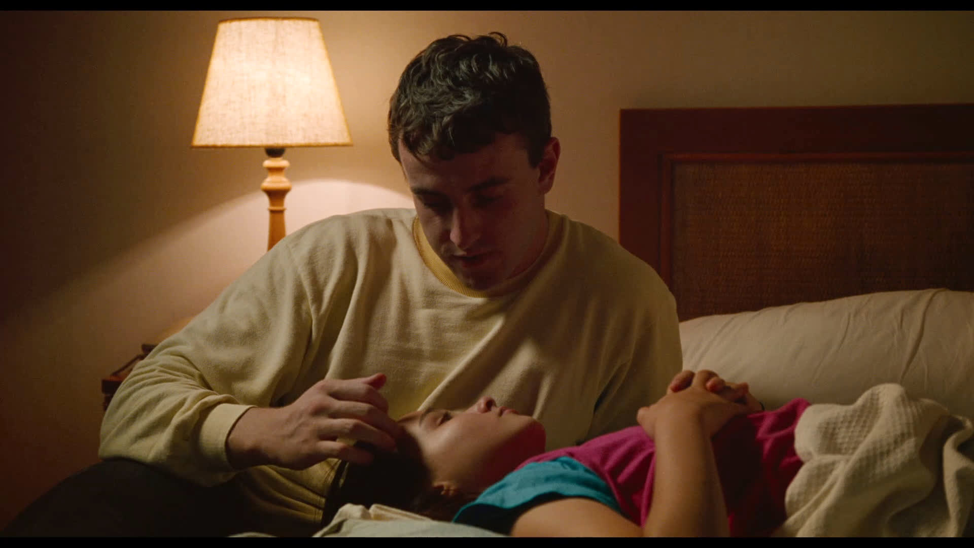 Crítica: Aftersun é uma viagem de volta a infância, mas agora vista com o peso da maturidade 4 Frankie Corio como Sophie e Paul Mescal como Calum em Aftersun