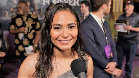 Mabel Cadena na pré-estreia de Pantera Negra Wakanda para Sempre