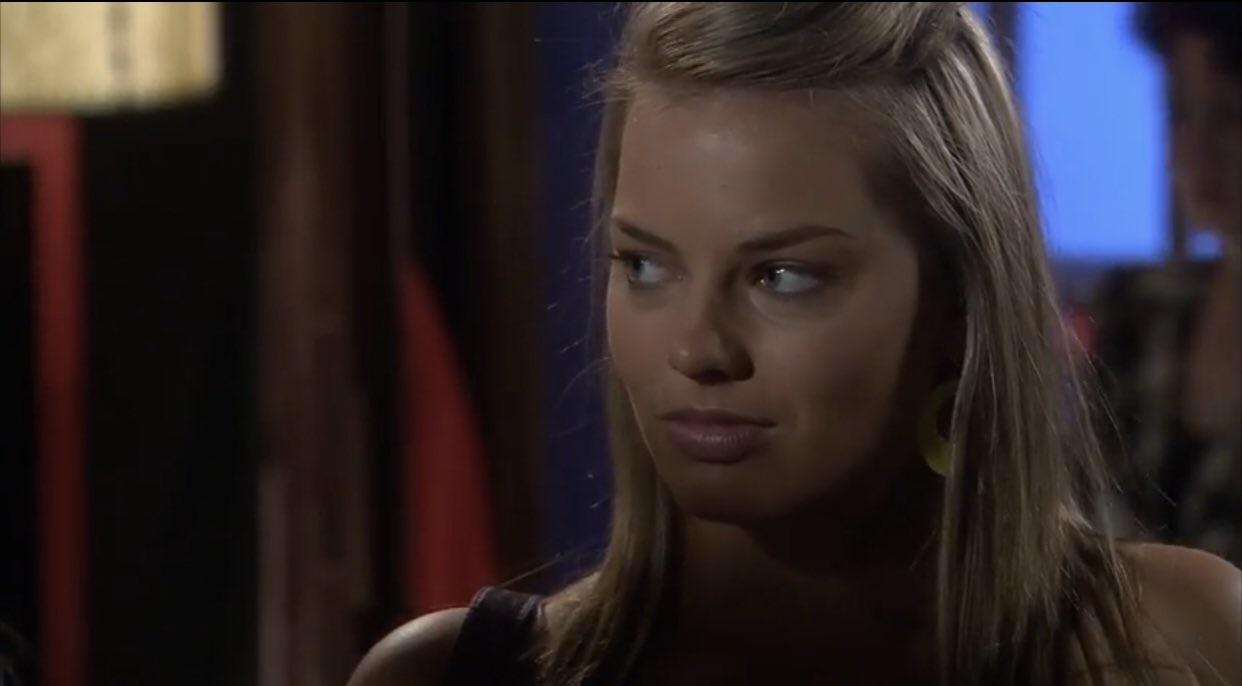 Margot Robbie demonstra carinho por colegas de elenco de Neighbours: “todo mundo ajuda você” 2 Margot Robbie como Donna Freedman em Neighbours (Reprodução)