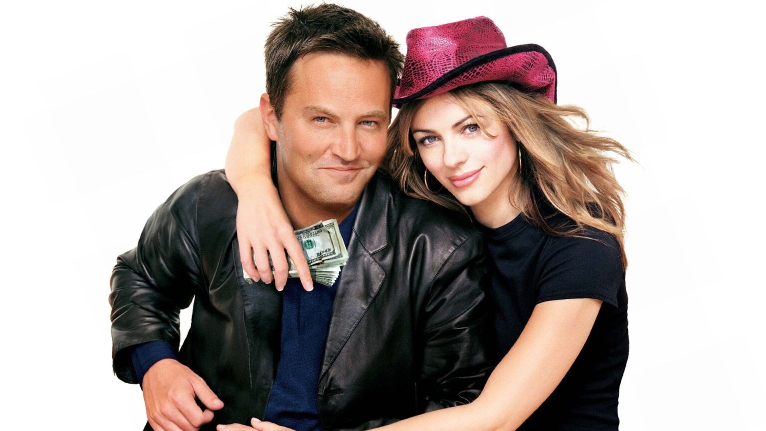 Atriz revela como foi trabalhar com astro de Friends: “Um pesadelo” Matthew Perry e Elizabeth Hurley na divulgação de A Serviço de Sara