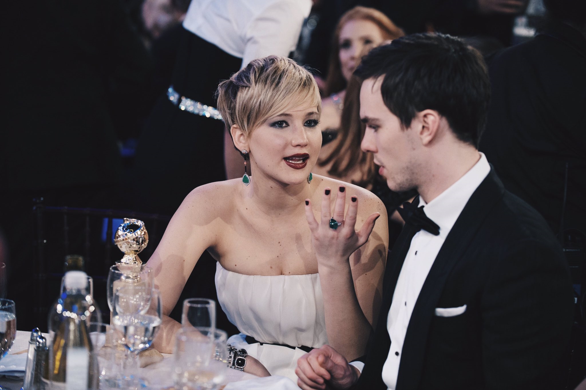 Nicholas Hoult and Jennifer Lawrence (Play / Twitter)