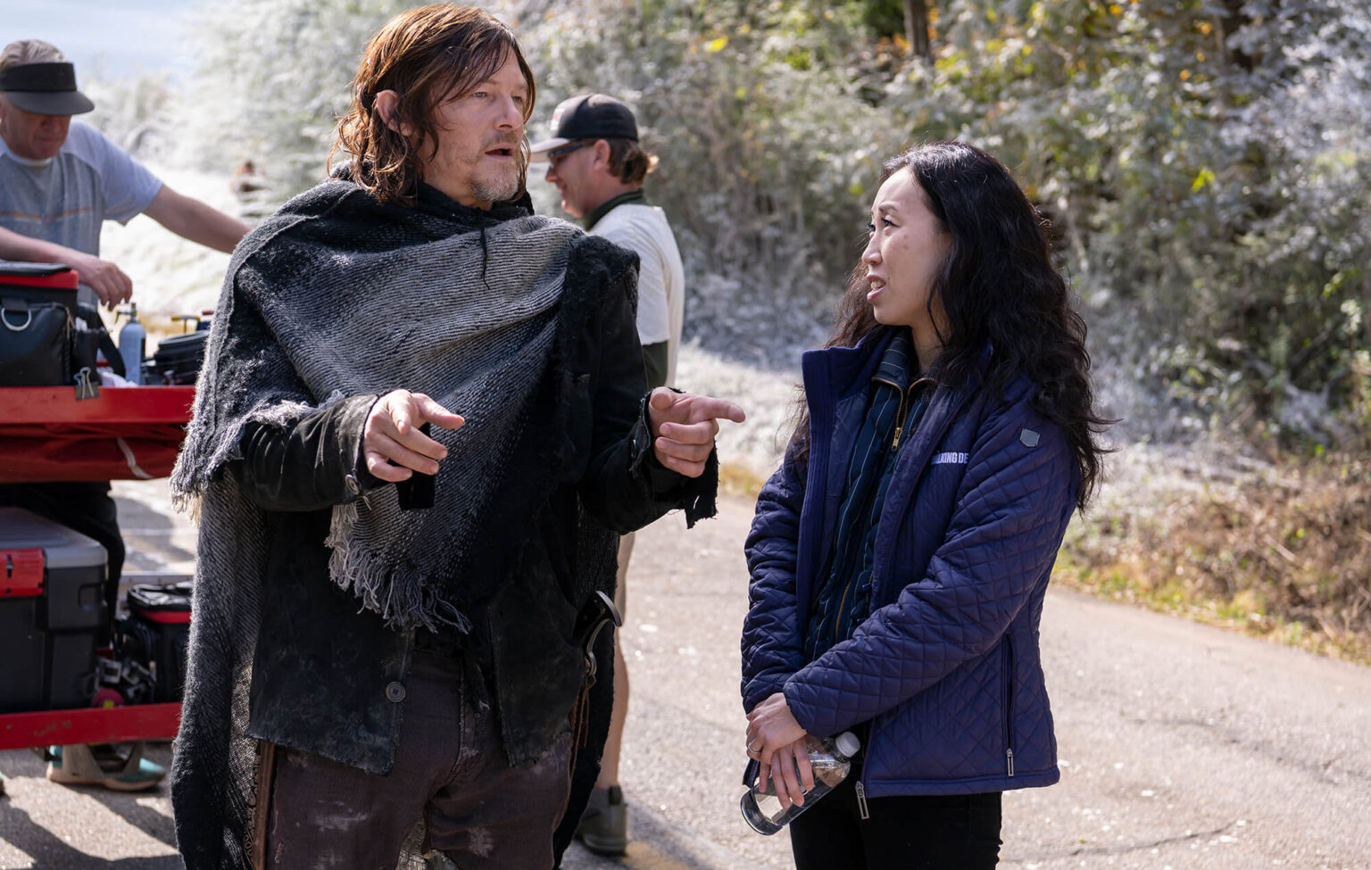 Norman Reedus conversa com Angela Kang no set de The Walking Dead