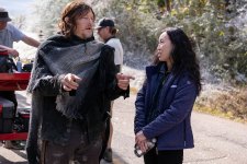 Norman Reedus conversa com Angela Kang no set de The Walking Dead