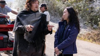 Norman Reedus conversa com Angela Kang no set de The Walking Dead