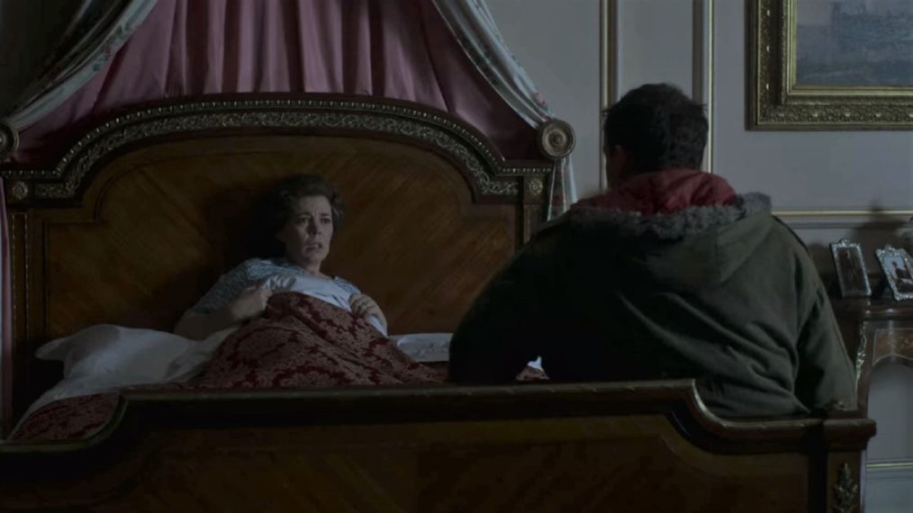 Olivia Colman como Elizabeth e Tom Brooke como Michael Fagan em The Crown (Reprodução)
