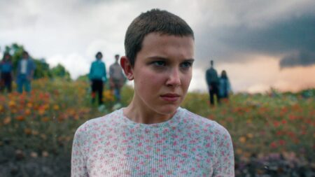 Millie Bobby Brown como Onze em Stranger Things (Reprodução / Netflix)