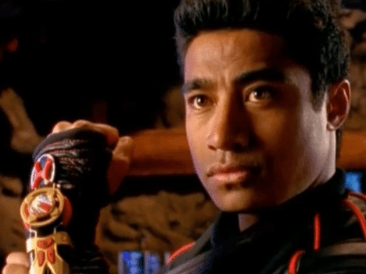 Maldição dos Power Rangers? Fãs resgatam teoria assustadora após morte de ator 3 Pua Magasiva como Ranger Vermelho na série Power Rangers (Reprodução)