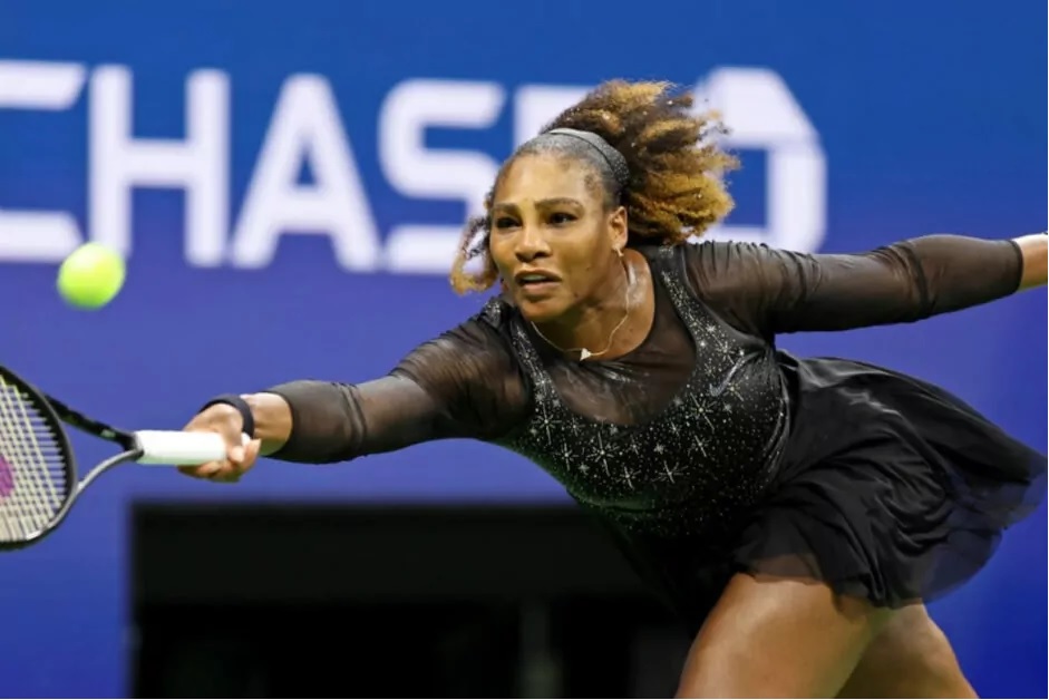 Saiba quem são as celebridades que aparecem em Knives Out 2 7 Serena Williams jogando tênis
