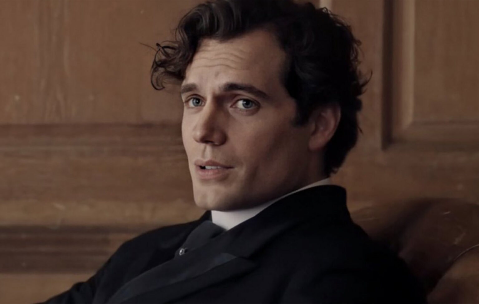 Sherlock Holmes (Henry Cavill) em cena de Enola Holmes