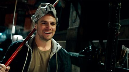 Casey Jones | Personagem de Tartarugas Ninja é uma paródia dos vigilantes dos quadrinhos Stephen Amell como Casey Jones em As Tartarugas Ninja 2 (Reprodução)