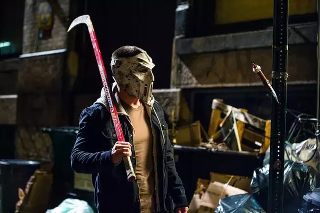 Stephen Amell como Casey Jones em As Tartarugas Ninja 2 (Reprodução)